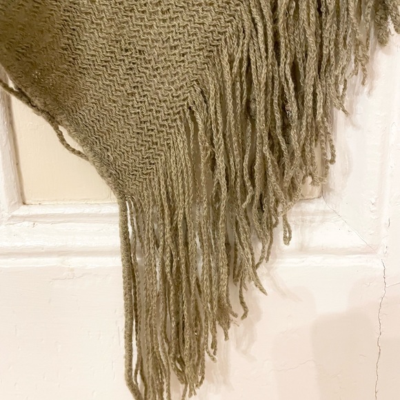 Tasseled knit poncho with sequins - Picture 4 of 4